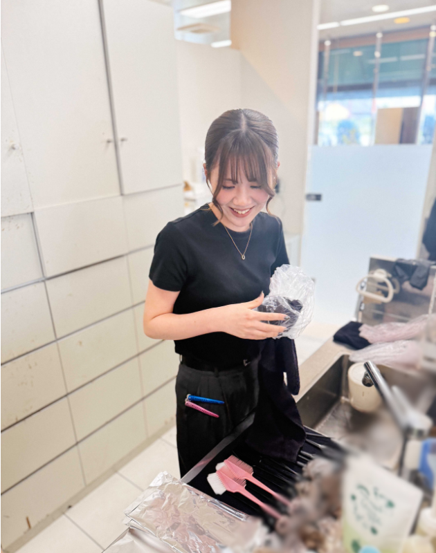 片付け中の高沢さん