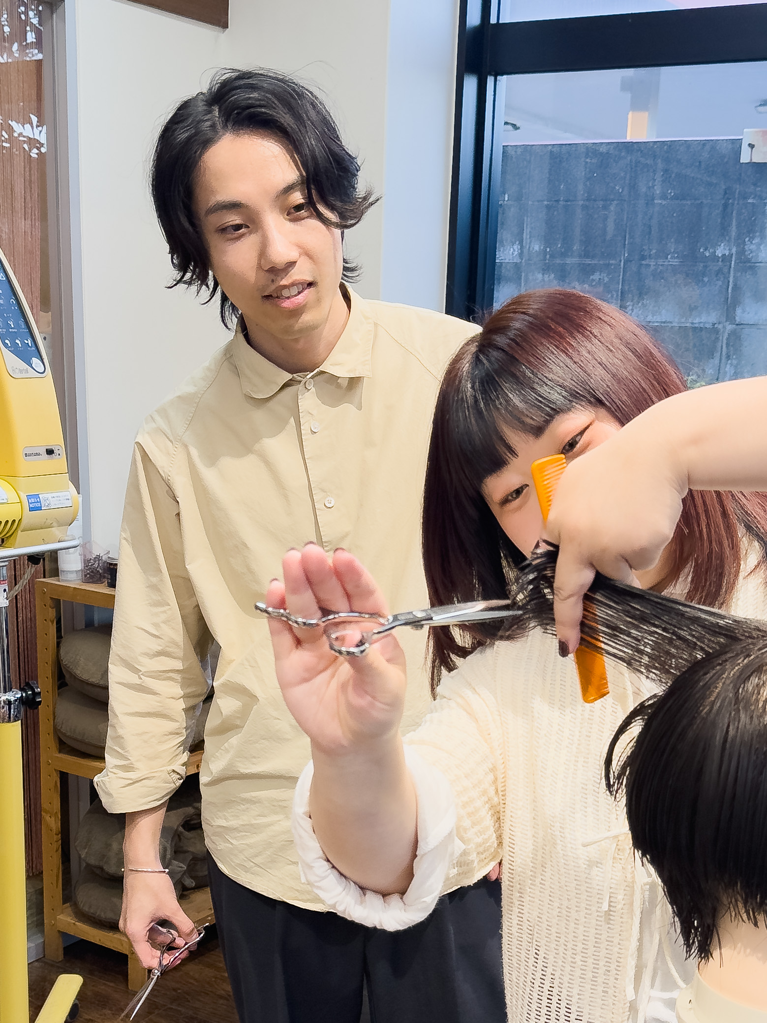 後輩に指導する吉川さん